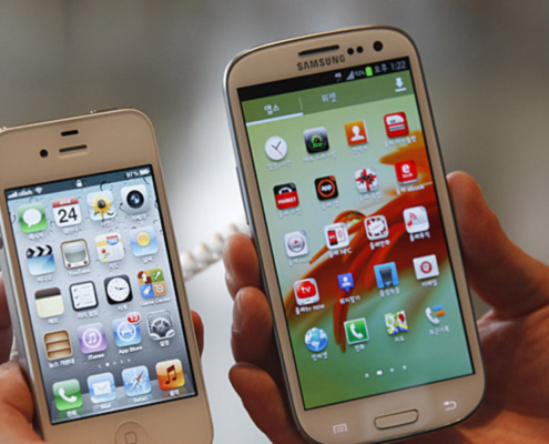 Dos smartphones abueletes contándose batallitas